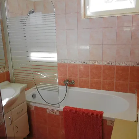 Jazmin Apartmanhaz 센트고타드