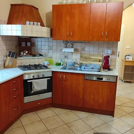 Jazmin Apartmanhaz * 센트고타드
